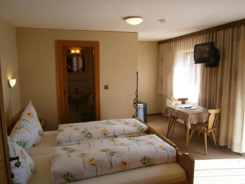 Gaestehaus Alpenruh Holzgau Room photo